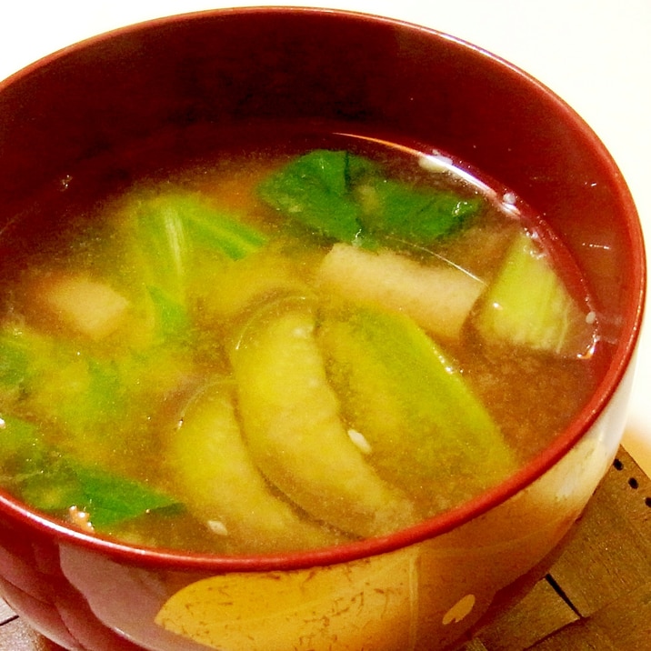 茄子とレタスと油揚げのお味噌汁